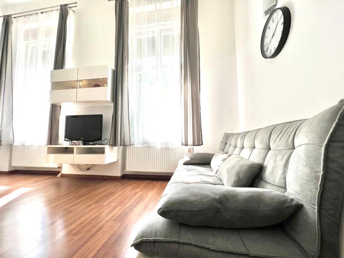 Ricky Apartment Budapest Esterno foto