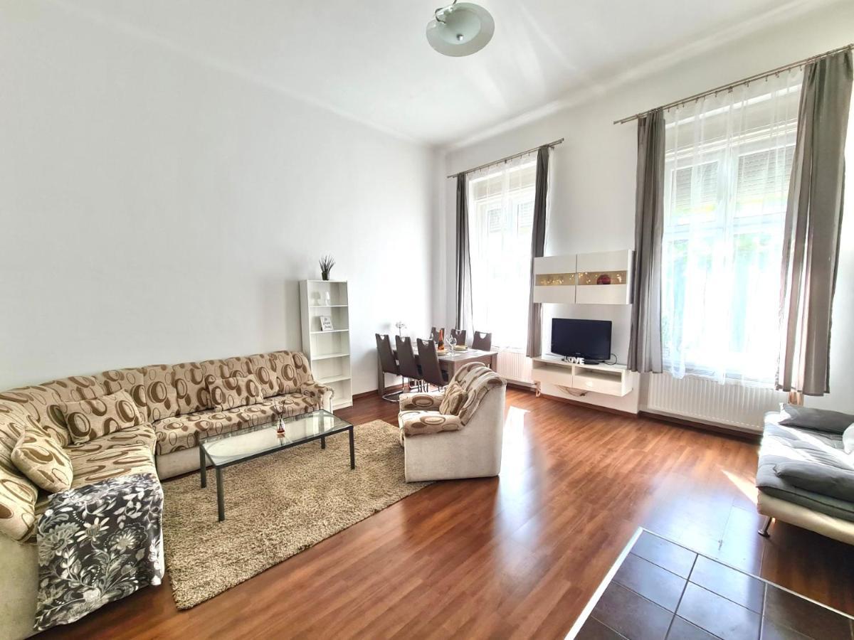 Ricky Apartment Budapest Esterno foto